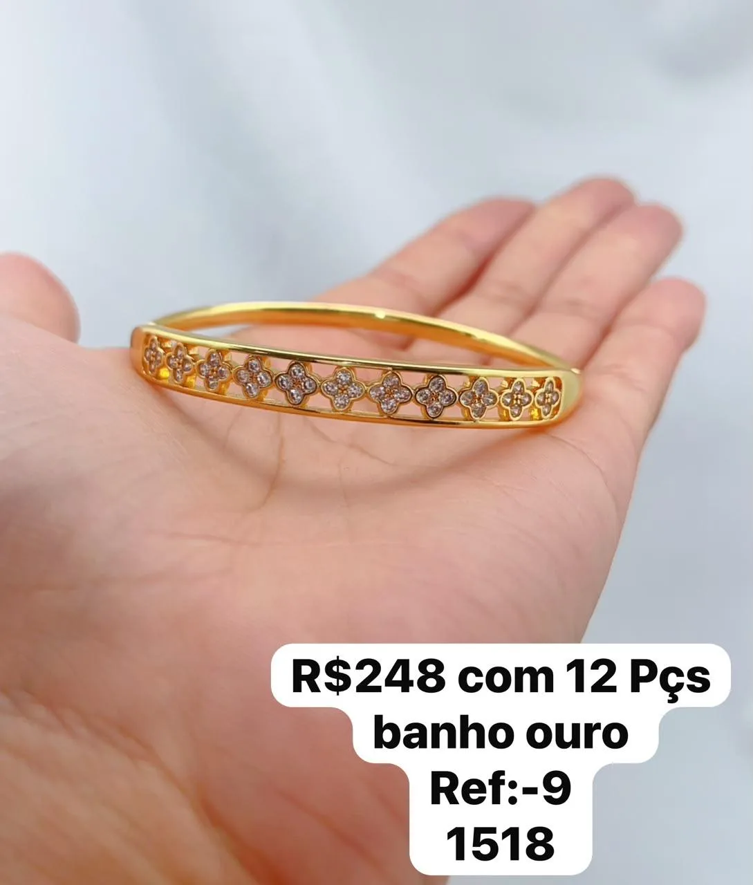 pulseira rígida com detalhes florais e pedras