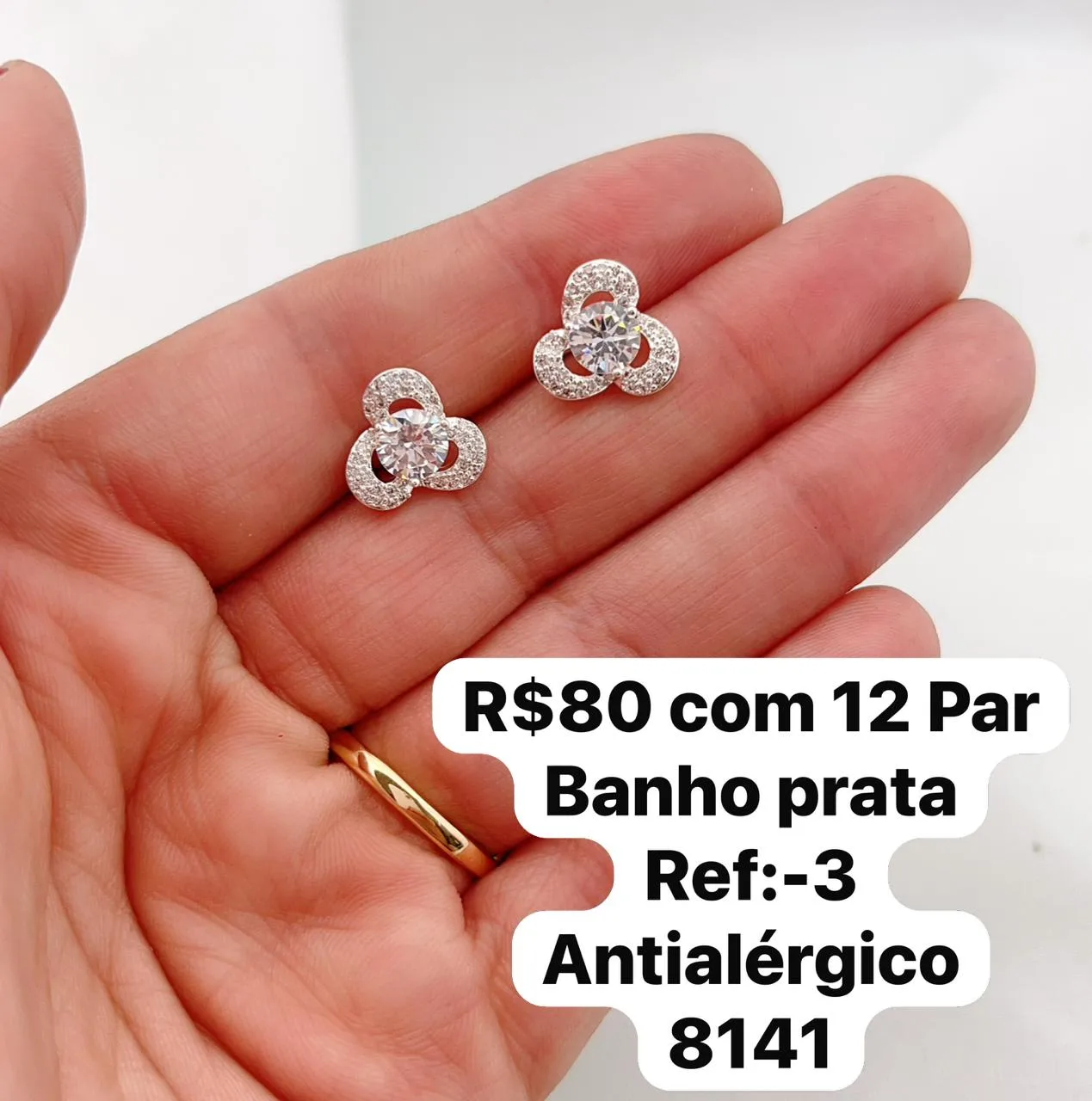 brincos pequenos com pedra central e banho prata