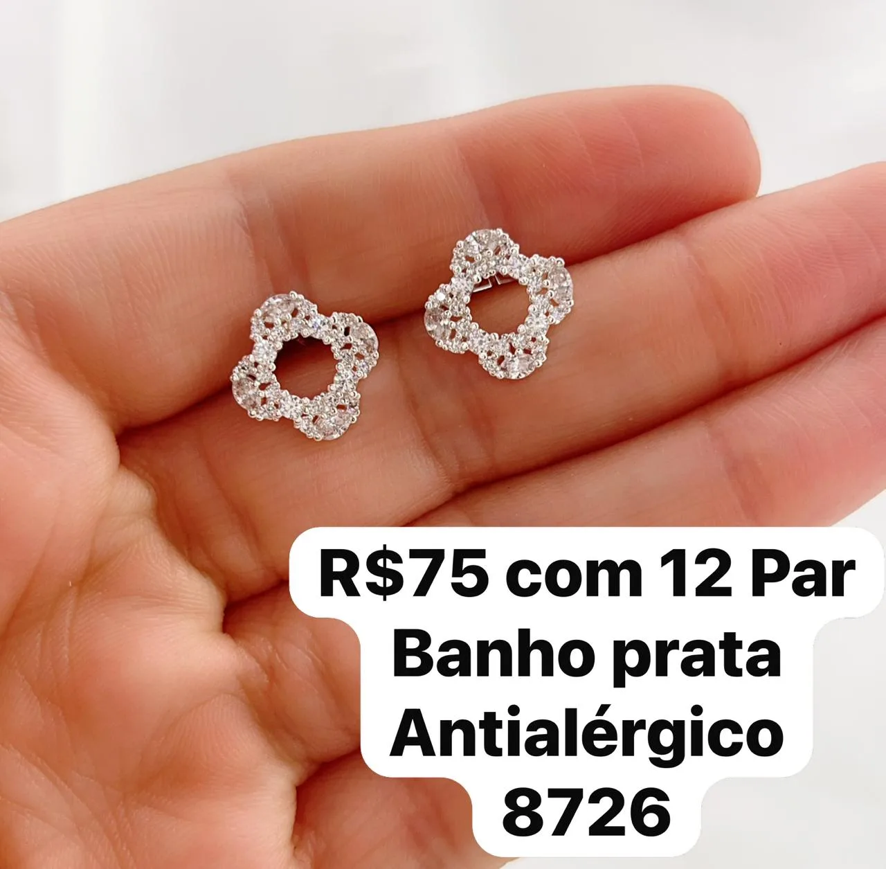 brincos redondos com pedras brilhantes